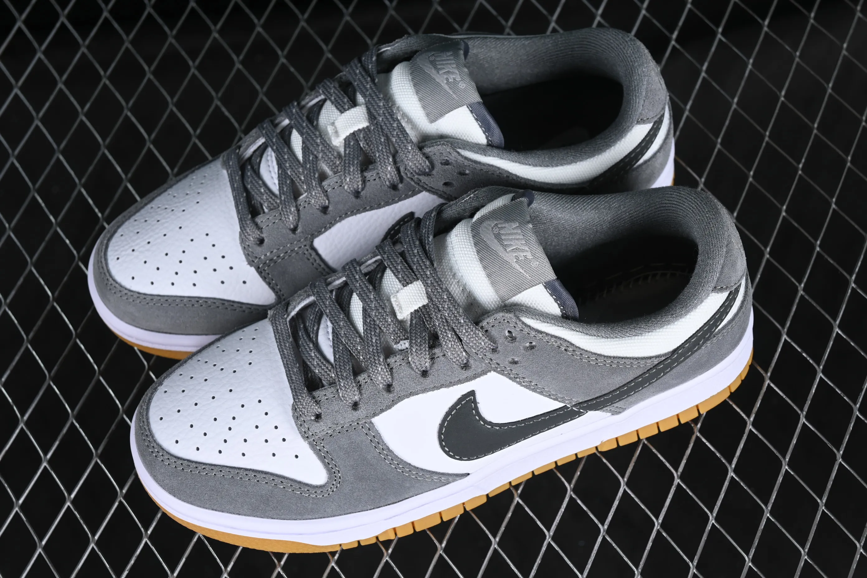 All Categories Nk SB Dunk Series Nk SB Dunk Low Low-top sneakers Cost-effective version Nk Dunk Low "Grey Gum" Dark gray suede SB low-top casual sports skateboard shoes FV0389-100